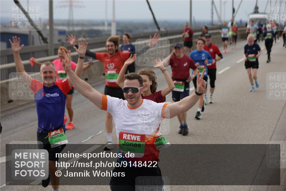 03.10.2025 - Köhlbrandbrückenlauf Jannik Wohlers http://msf.ph/oto/9148422 03.10.2025 15:52:33 Position 1 8899, 7810, 8898 meine-sportfotos.de