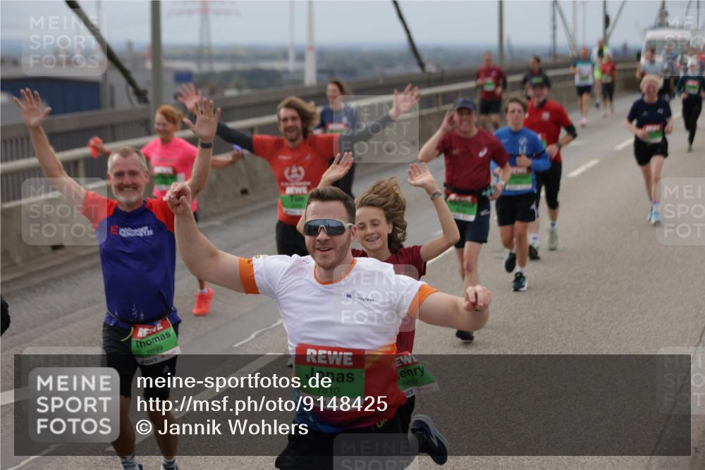 03.10.2025 - Köhlbrandbrückenlauf Jannik Wohlers http://msf.ph/oto/9148425 03.10.2025 15:52:33 Position 1 8899, 7810, 8898 meine-sportfotos.de