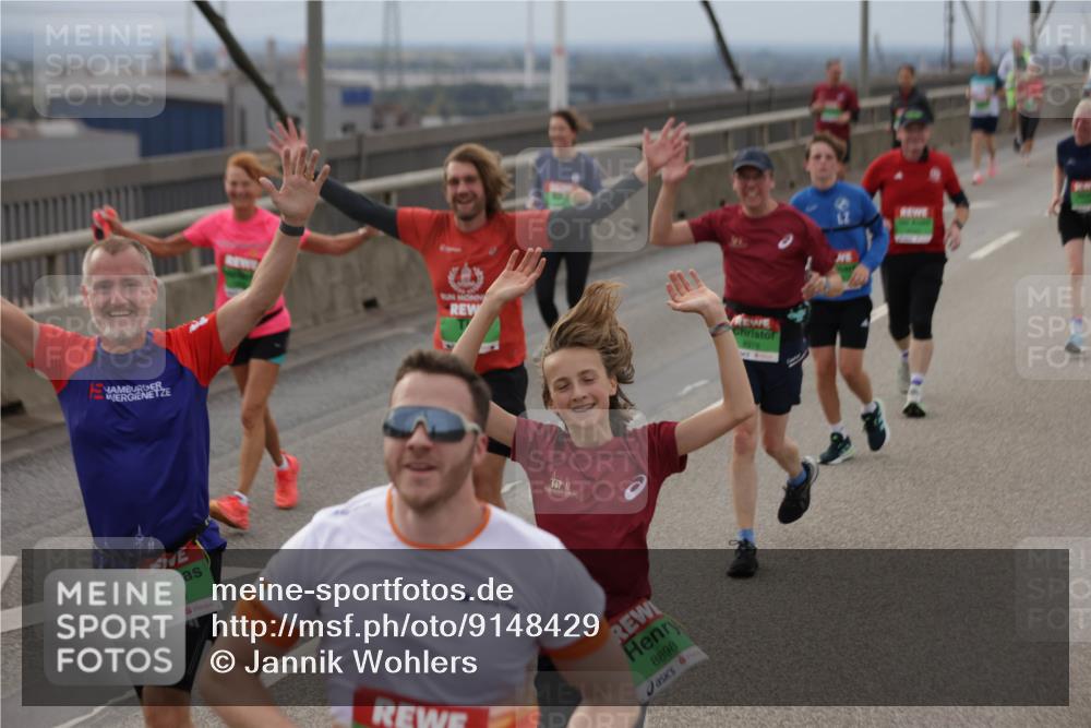 03.10.2025 - Köhlbrandbrückenlauf Jannik Wohlers http://msf.ph/oto/9148429 03.10.2025 15:52:33 Position 1 8899, 8978, 8898 meine-sportfotos.de