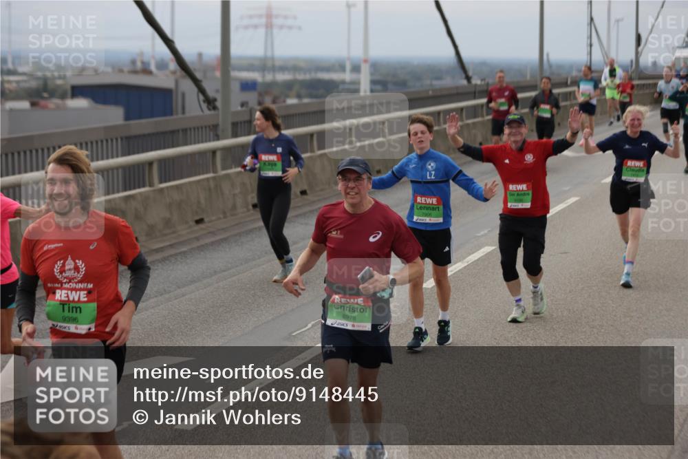 03.10.2025 - Köhlbrandbrückenlauf Jannik Wohlers http://msf.ph/oto/9148445 03.10.2025 15:52:34 Position 1 61, 9396, 7906, 8978 meine-sportfotos.de