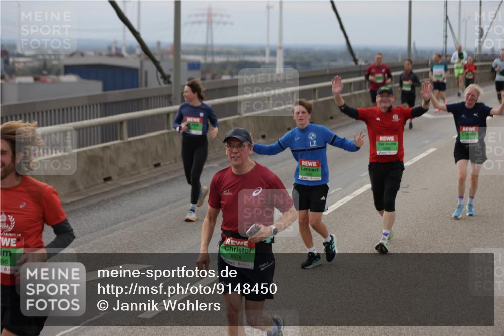 03.10.2025 - Köhlbrandbrückenlauf Jannik Wohlers http://msf.ph/oto/9148450 03.10.2025 15:52:35 Position 1 96, 8978, 7906, 8192 meine-sportfotos.de