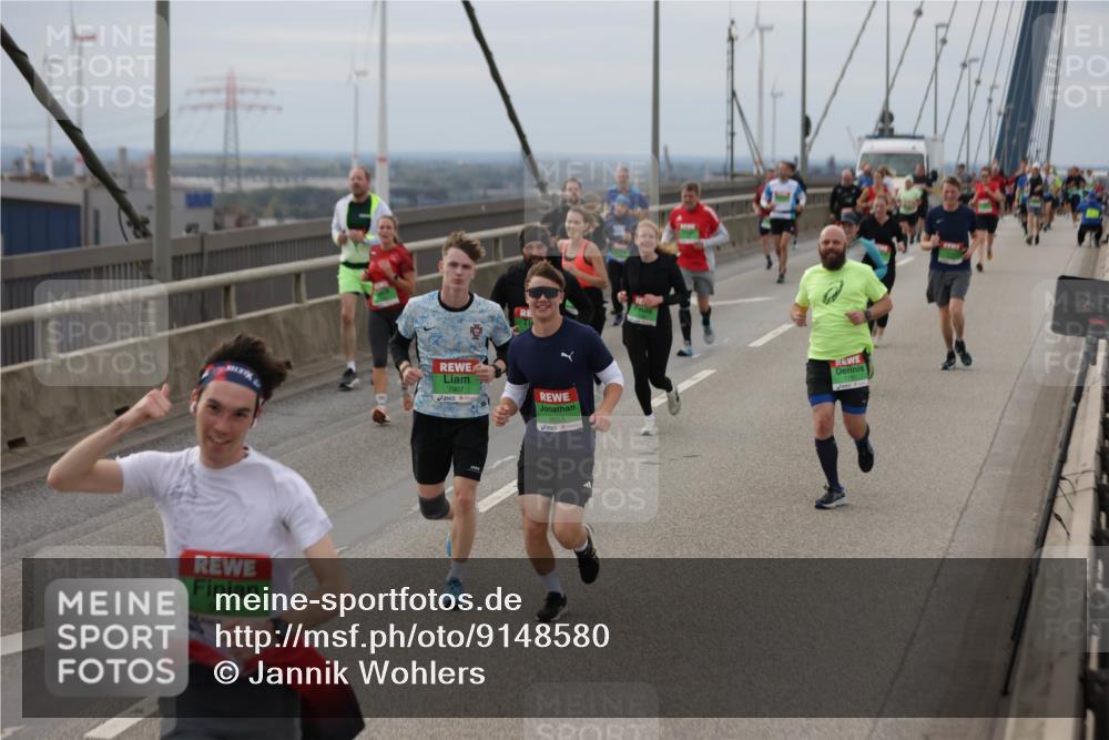 03.10.2025 - Köhlbrandbrückenlauf Jannik Wohlers http://msf.ph/oto/9148580 03.10.2025 15:52:43 Position 1 9427, 7907, 9653 meine-sportfotos.de