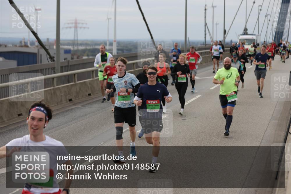 03.10.2025 - Köhlbrandbrückenlauf Jannik Wohlers http://msf.ph/oto/9148587 03.10.2025 15:52:44 Position 1 9427, 7907, 9653 meine-sportfotos.de