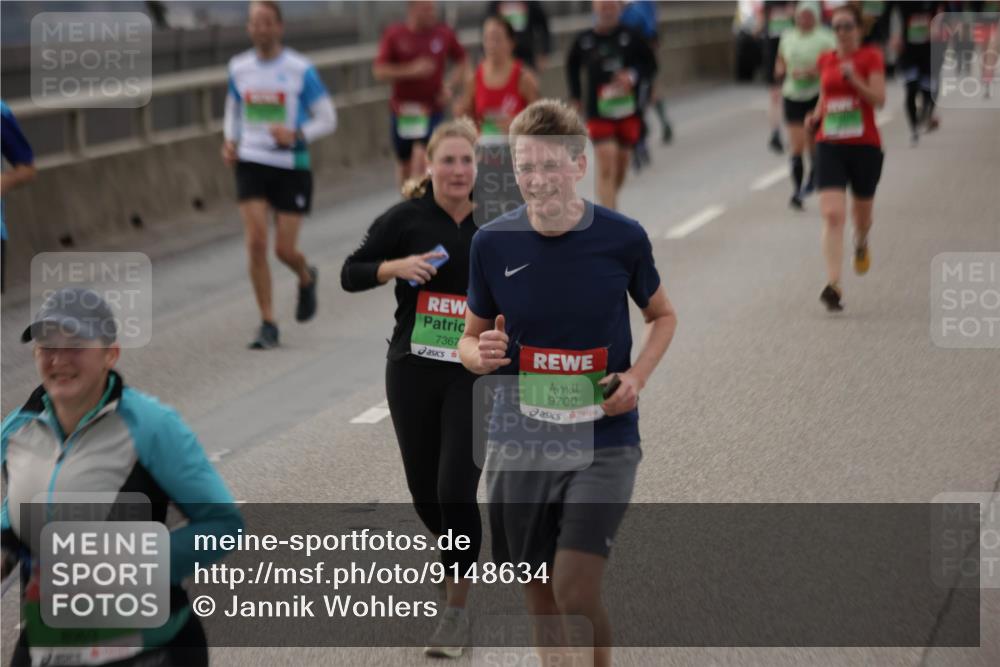 03.10.2025 - Köhlbrandbrückenlauf Jannik Wohlers http://msf.ph/oto/9148634 03.10.2025 15:52:48 Position 1 8060, 7367, 9700 meine-sportfotos.de