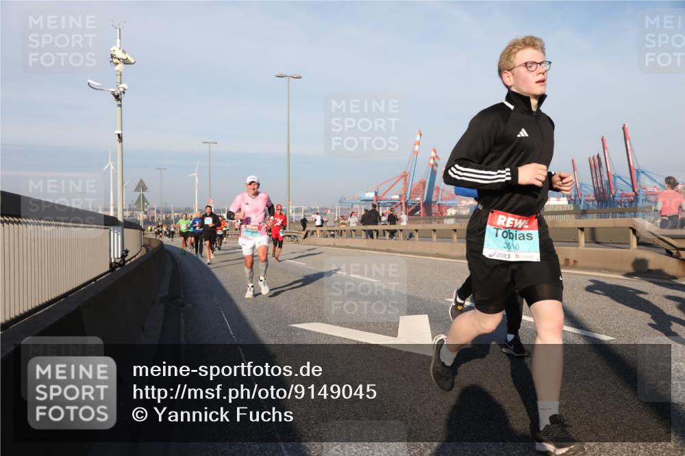 03.10.2025 - Köhlbrandbrückenlauf Yannick Fuchs http://msf.ph/oto/9149045 03.10.2025 08:40:38 Position 2 3516 meine-sportfotos.de