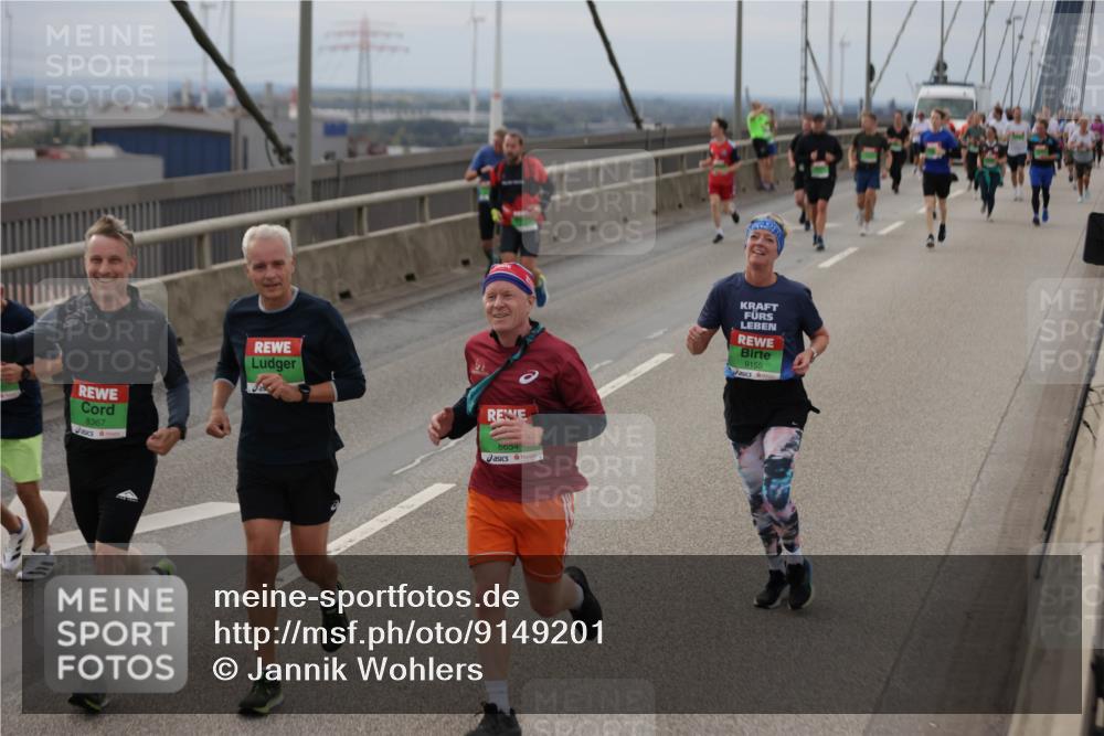 03.10.2025 - Köhlbrandbrückenlauf Jannik Wohlers http://msf.ph/oto/9149201 03.10.2025 15:53:38 Position 1 8367, 8054, 9155 meine-sportfotos.de