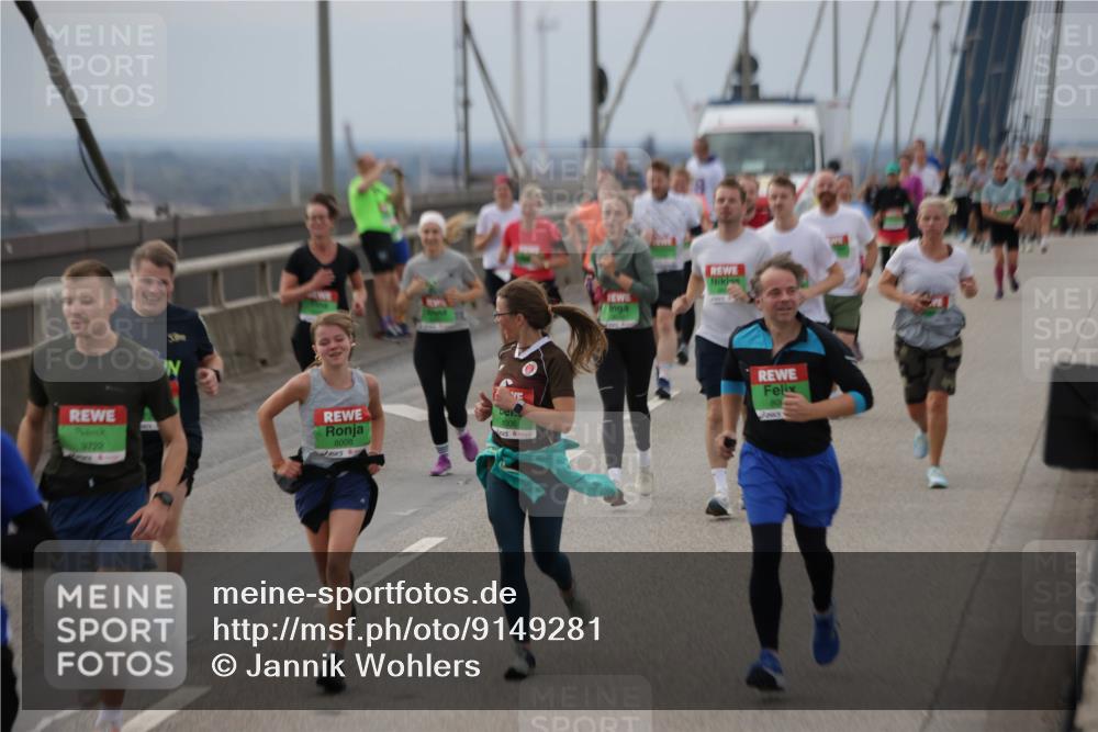 03.10.2025 - Köhlbrandbrückenlauf Jannik Wohlers http://msf.ph/oto/9149281 03.10.2025 15:53:44 Position 1 8008, 9722, 8006 meine-sportfotos.de