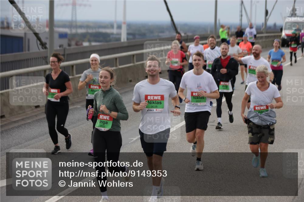 03.10.2025 - Köhlbrandbrückenlauf Jannik Wohlers http://msf.ph/oto/9149353 03.10.2025 15:53:50 Position 1 9038, 8952, 9039 meine-sportfotos.de