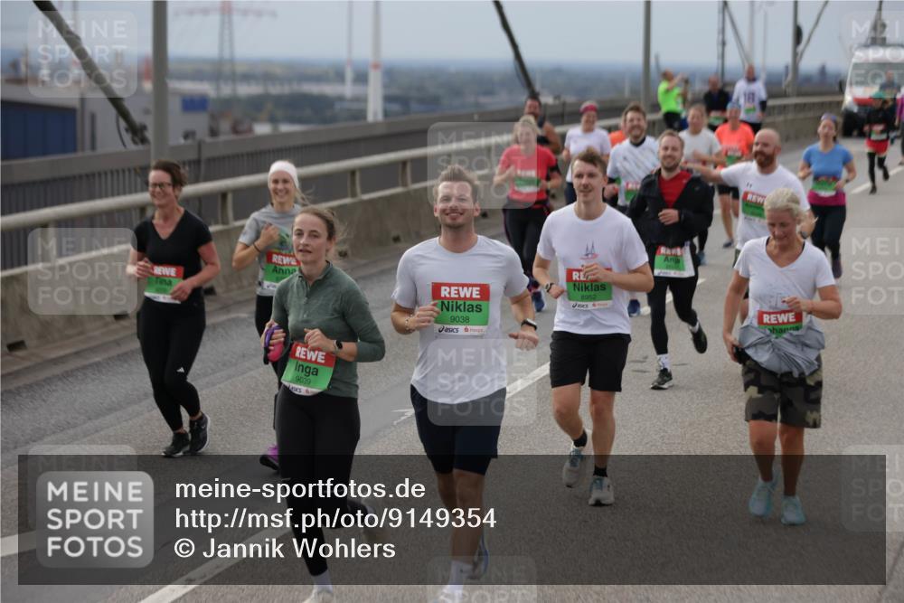 03.10.2025 - Köhlbrandbrückenlauf Jannik Wohlers http://msf.ph/oto/9149354 03.10.2025 15:53:50 Position 1 9038, 8952, 9039 meine-sportfotos.de