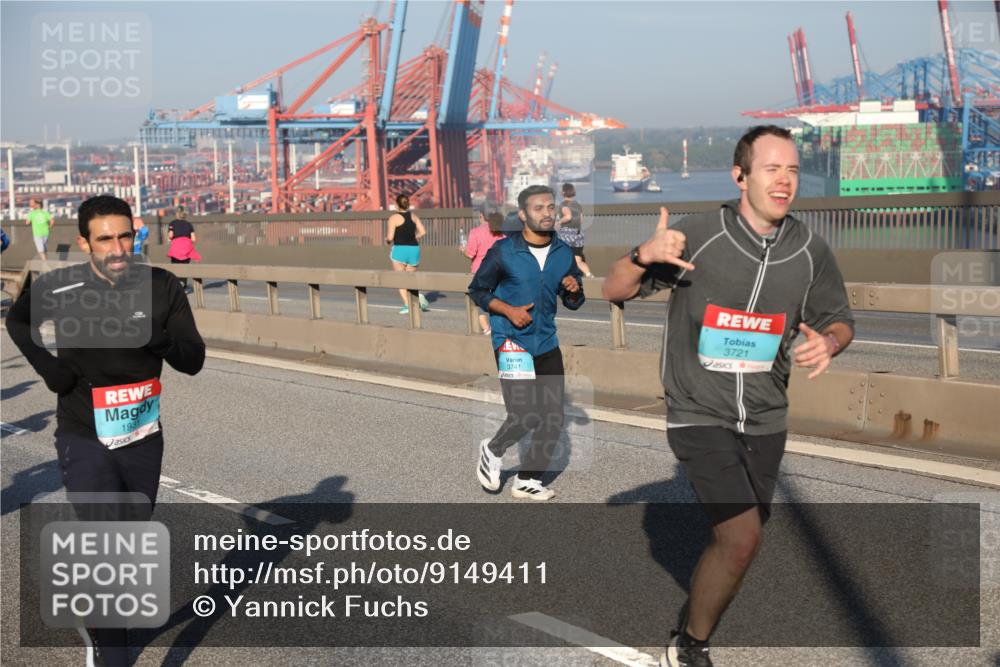 03.10.2025 - Köhlbrandbrückenlauf Yannick Fuchs http://msf.ph/oto/9149411 03.10.2025 08:41:04 Position 2 1931, 3741, 3721 meine-sportfotos.de