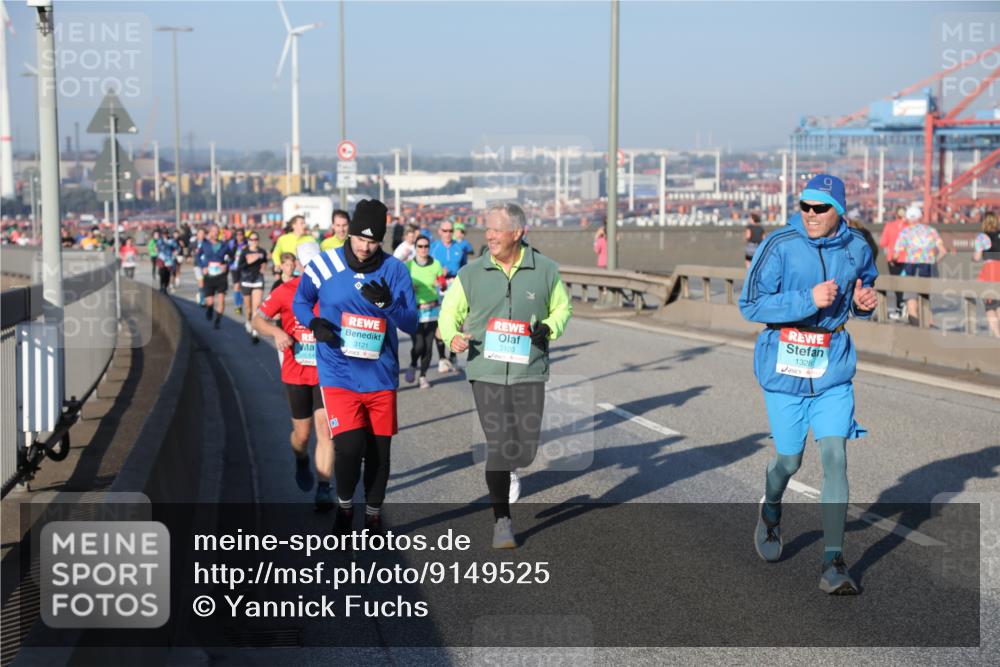 03.10.2025 - Köhlbrandbrückenlauf Yannick Fuchs http://msf.ph/oto/9149525 03.10.2025 08:41:13 Position 2 1328, 3121, 3120 meine-sportfotos.de