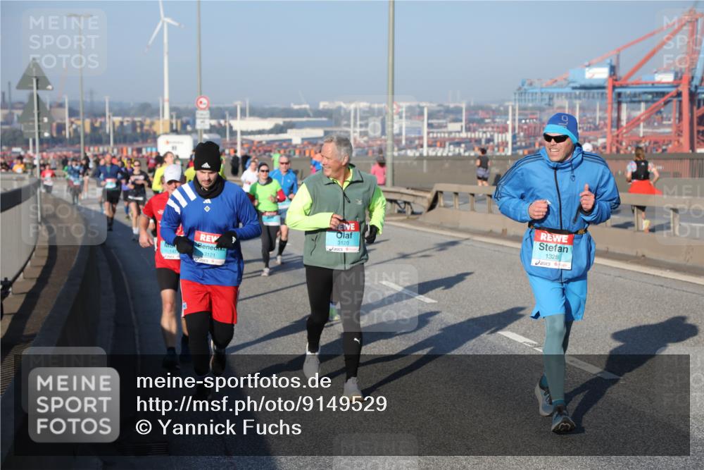 03.10.2025 - Köhlbrandbrückenlauf Yannick Fuchs http://msf.ph/oto/9149529 03.10.2025 08:41:13 Position 2 147, 3121, 3120, 1328 meine-sportfotos.de