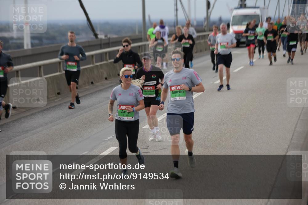 03.10.2025 - Köhlbrandbrückenlauf Jannik Wohlers http://msf.ph/oto/9149534 03.10.2025 15:54:08 Position 1 8115, 8173, 8116 meine-sportfotos.de
