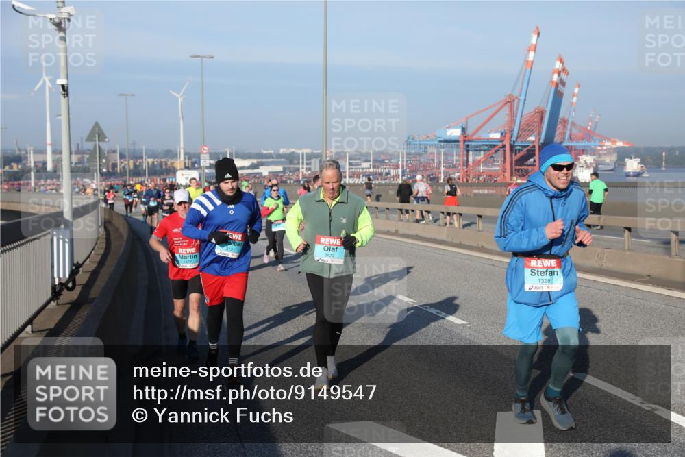 03.10.2025 - Köhlbrandbrückenlauf Yannick Fuchs http://msf.ph/oto/9149547 03.10.2025 08:41:14 Position 2 1477, 3121, 3120, 1328 meine-sportfotos.de