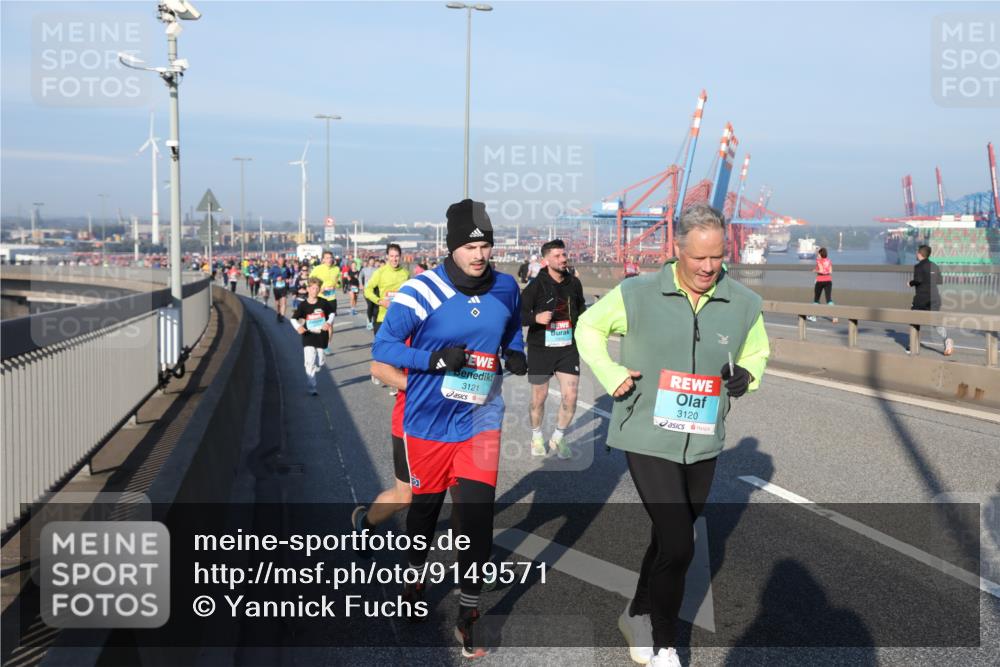 03.10.2025 - Köhlbrandbrückenlauf Yannick Fuchs http://msf.ph/oto/9149571 03.10.2025 08:41:16 Position 2 3121, 3120 meine-sportfotos.de