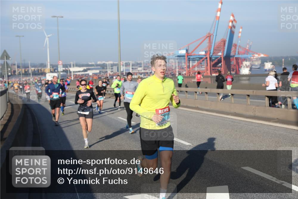 03.10.2025 - Köhlbrandbrückenlauf Yannick Fuchs http://msf.ph/oto/9149646 03.10.2025 08:41:20 Position 2 1111 meine-sportfotos.de