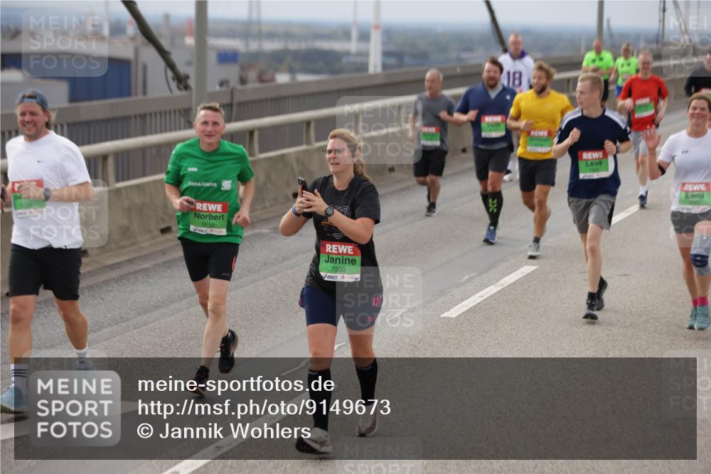03.10.2025 - Köhlbrandbrückenlauf Jannik Wohlers http://msf.ph/oto/9149673 03.10.2025 15:54:26 Position 1 8005, 9610, 7538, 18 meine-sportfotos.de