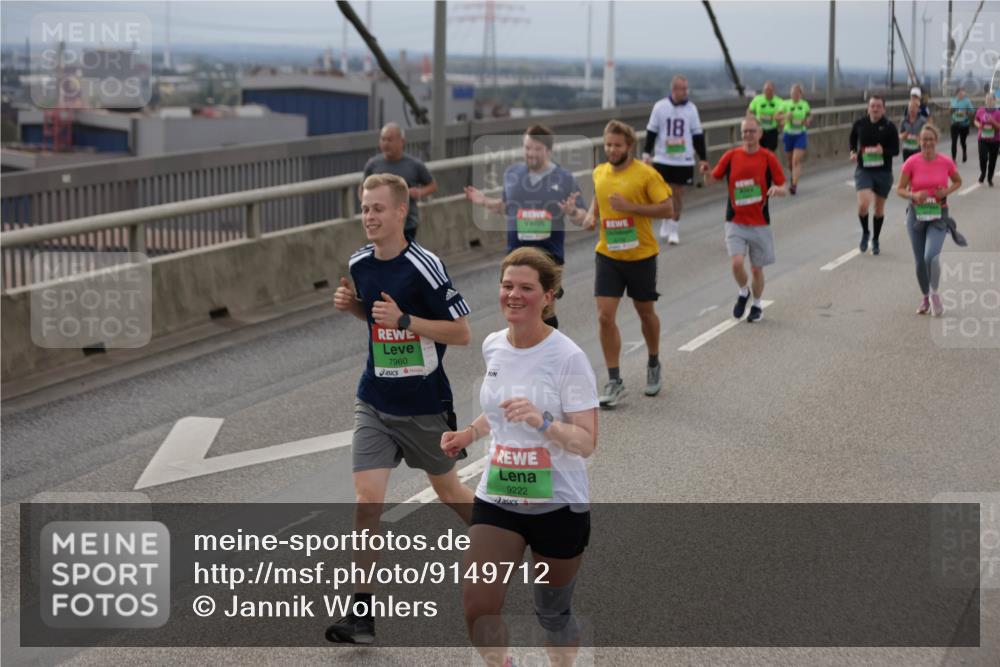 03.10.2025 - Köhlbrandbrückenlauf Jannik Wohlers http://msf.ph/oto/9149712 03.10.2025 15:54:29 Position 1 7960, 9222, 18 meine-sportfotos.de