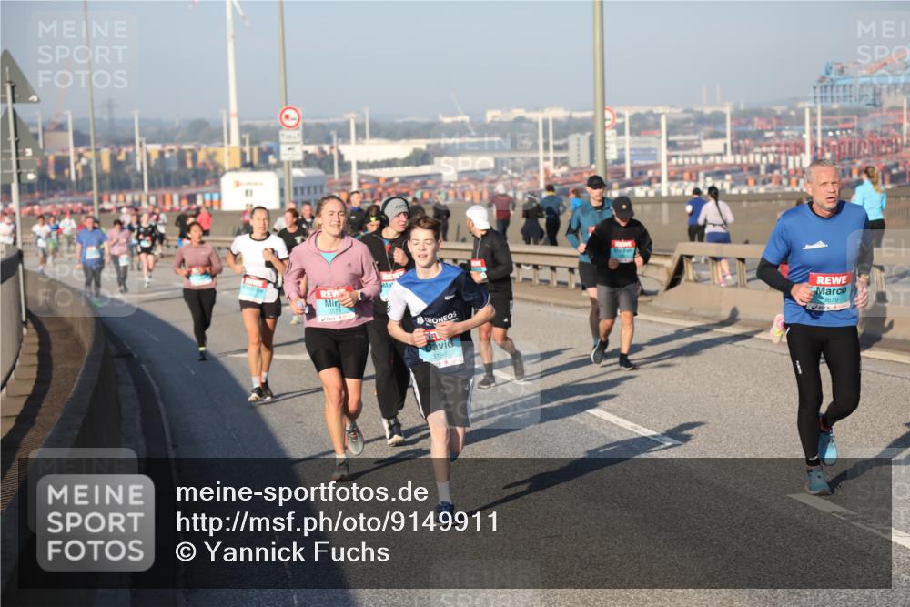03.10.2025 - Köhlbrandbrückenlauf Yannick Fuchs http://msf.ph/oto/9149911 03.10.2025 08:41:41 Position 2 3579, 3196, 3679 meine-sportfotos.de