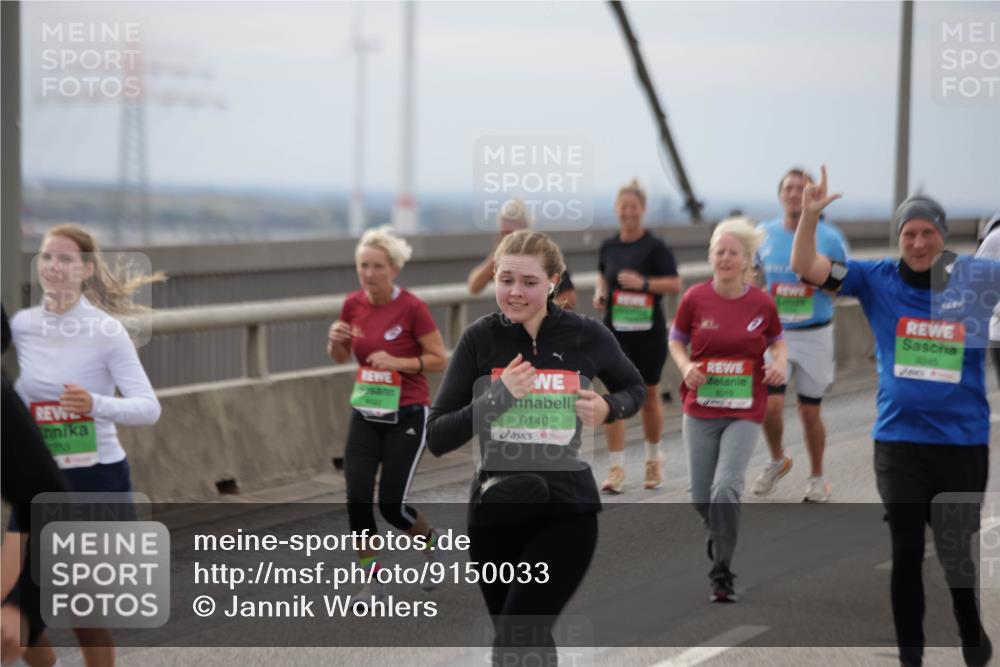 03.10.2025 - Köhlbrandbrückenlauf Jannik Wohlers http://msf.ph/oto/9150033 03.10.2025 15:55:04 Position 1 10, 1953, 9140, 8019, 9245 meine-sportfotos.de