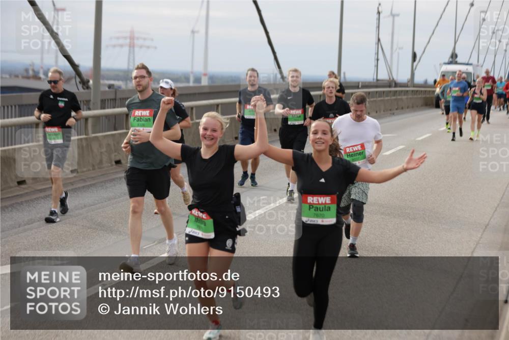 03.10.2025 - Köhlbrandbrückenlauf Jannik Wohlers http://msf.ph/oto/9150493 03.10.2025 15:55:55 Position 1 8326, 78, 7670, 8037 meine-sportfotos.de