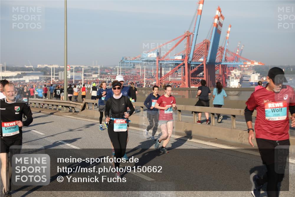 03.10.2025 - Köhlbrandbrückenlauf Yannick Fuchs http://msf.ph/oto/9150662 03.10.2025 08:42:57 Position 2 3320, 2814, 2696 meine-sportfotos.de