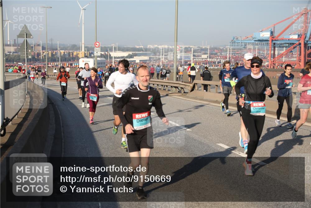 03.10.2025 - Köhlbrandbrückenlauf Yannick Fuchs http://msf.ph/oto/9150669 03.10.2025 08:42:58 Position 2 1500, 1, 3320, 2814 meine-sportfotos.de