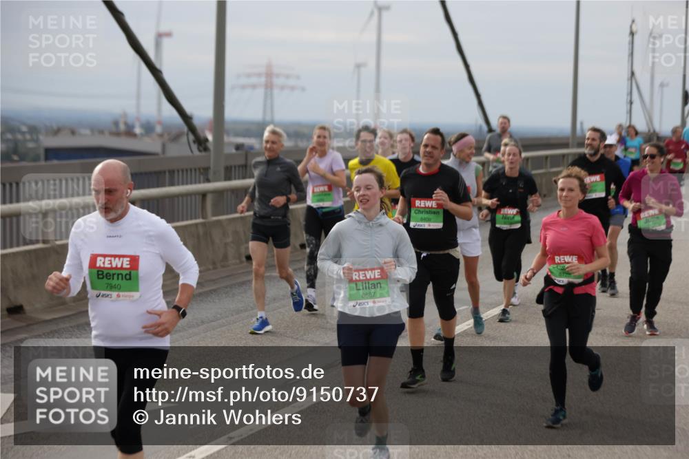 03.10.2025 - Köhlbrandbrückenlauf Jannik Wohlers http://msf.ph/oto/9150737 03.10.2025 15:56:26 Position 1 7940, 8687, 8406 meine-sportfotos.de