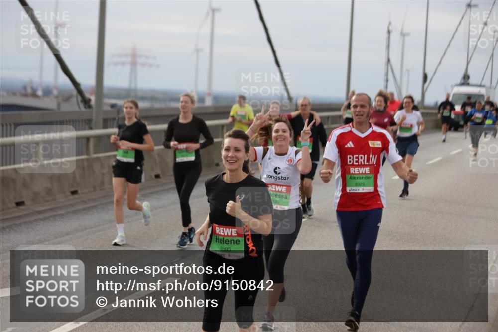 03.10.2025 - Köhlbrandbrückenlauf Jannik Wohlers http://msf.ph/oto/9150842 03.10.2025 15:56:41 Position 1 930, 8929, 8595 meine-sportfotos.de