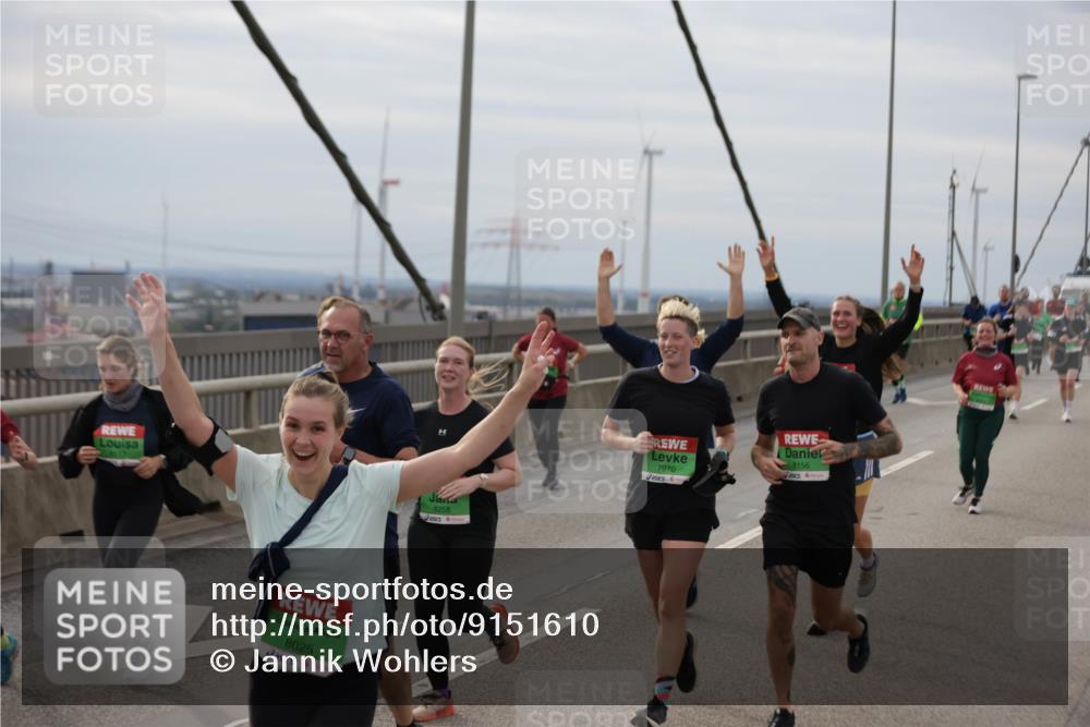 03.10.2025 - Köhlbrandbrückenlauf Jannik Wohlers http://msf.ph/oto/9151610 03.10.2025 15:58:48 Position 1 8025, 8258, 7970, 8156 meine-sportfotos.de