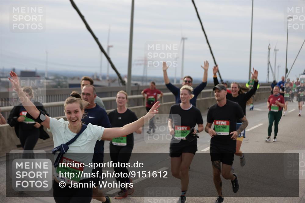 03.10.2025 - Köhlbrandbrückenlauf Jannik Wohlers http://msf.ph/oto/9151612 03.10.2025 15:58:48 Position 1 8025, 8156, 7970 meine-sportfotos.de