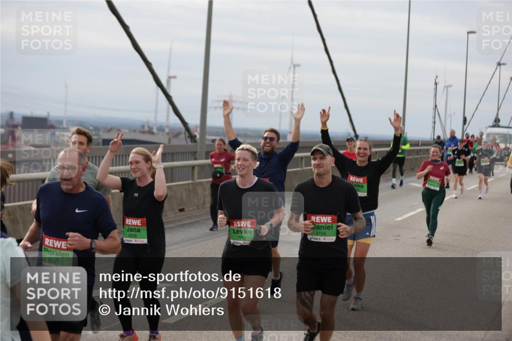03.10.2025 - Köhlbrandbrückenlauf Jannik Wohlers http://msf.ph/oto/9151618 03.10.2025 15:58:49 Position 1 9445, 8258, 7970, 8156 meine-sportfotos.de