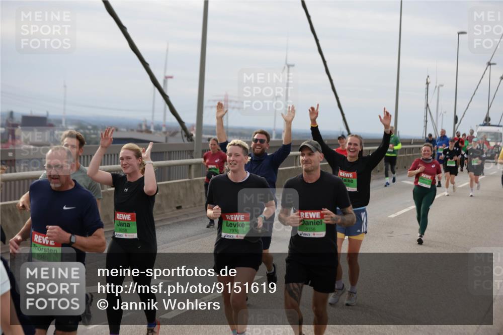 03.10.2025 - Köhlbrandbrückenlauf Jannik Wohlers http://msf.ph/oto/9151619 03.10.2025 15:58:49 Position 1 9445, 8258, 7970, 8156 meine-sportfotos.de