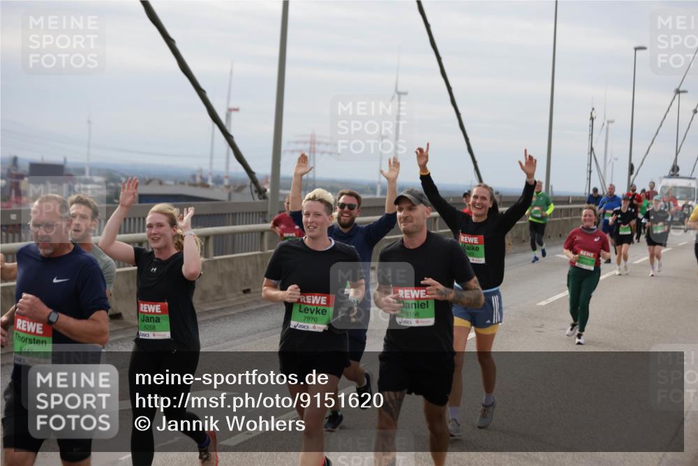 03.10.2025 - Köhlbrandbrückenlauf Jannik Wohlers http://msf.ph/oto/9151620 03.10.2025 15:58:49 Position 1 9445, 8258, 7970, 8156 meine-sportfotos.de