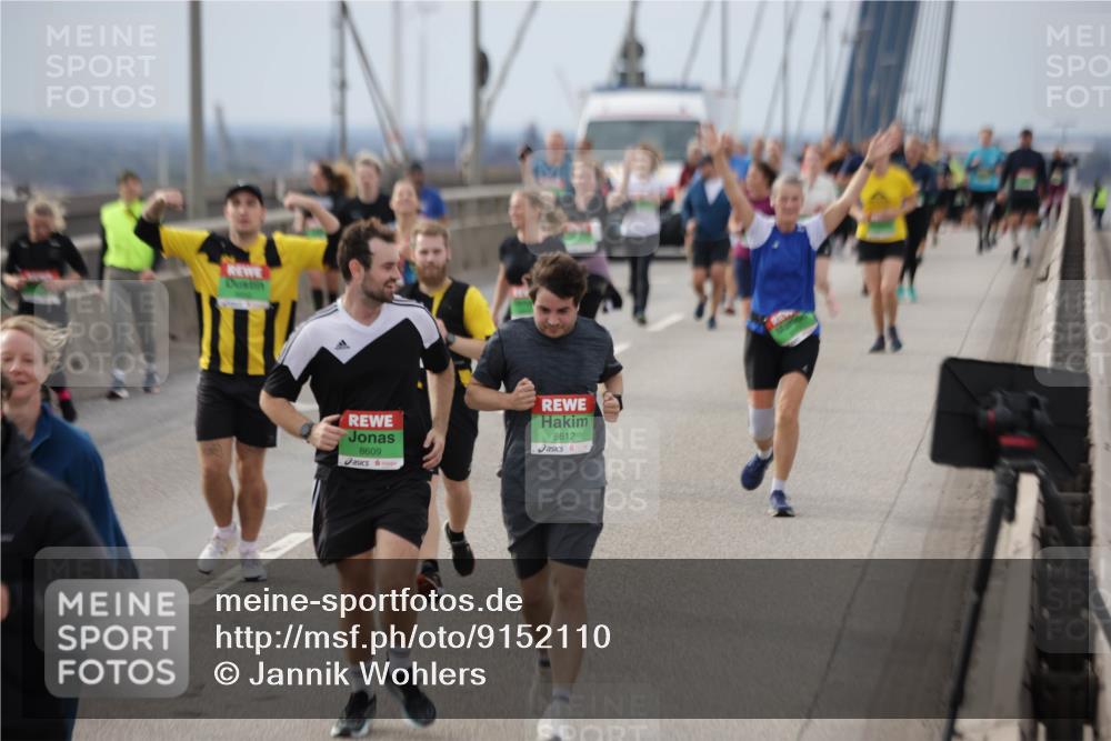 03.10.2025 - Köhlbrandbrückenlauf Jannik Wohlers http://msf.ph/oto/9152110 03.10.2025 16:00:20 Position 1 8609, 8612 meine-sportfotos.de