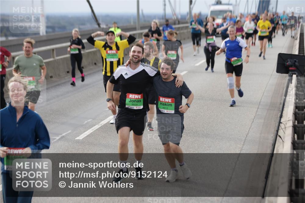 03.10.2025 - Köhlbrandbrückenlauf Jannik Wohlers http://msf.ph/oto/9152124 03.10.2025 16:00:22 Position 1 8261, 8609, 8612 meine-sportfotos.de