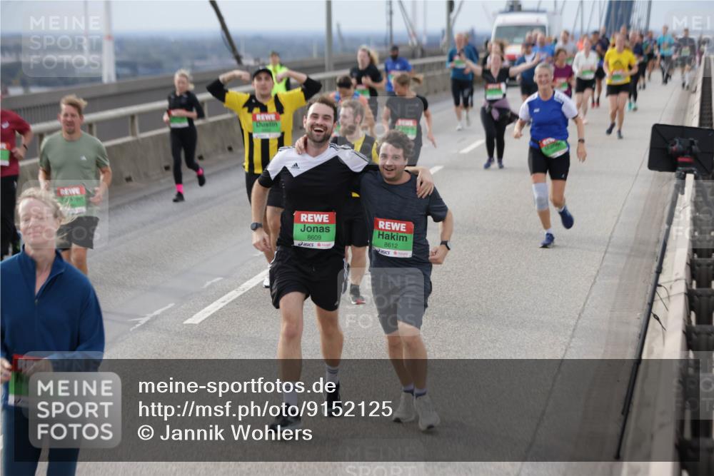 03.10.2025 - Köhlbrandbrückenlauf Jannik Wohlers http://msf.ph/oto/9152125 03.10.2025 16:00:22 Position 1 8261, 8609, 8612 meine-sportfotos.de