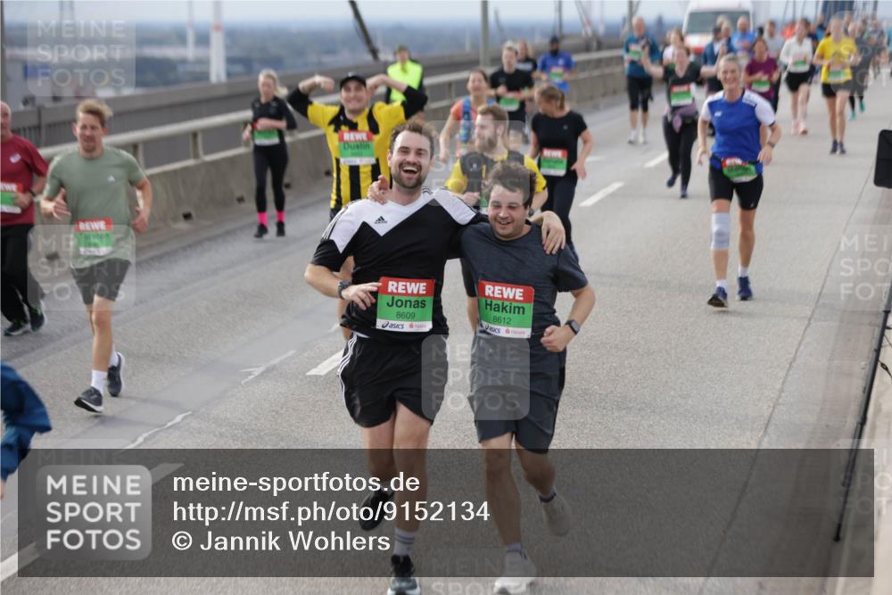 03.10.2025 - Köhlbrandbrückenlauf Jannik Wohlers http://msf.ph/oto/9152134 03.10.2025 16:00:23 Position 1 8609, 8612 meine-sportfotos.de