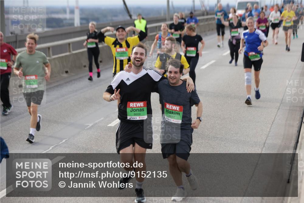 03.10.2025 - Köhlbrandbrückenlauf Jannik Wohlers http://msf.ph/oto/9152135 03.10.2025 16:00:23 Position 1 8609, 8612 meine-sportfotos.de
