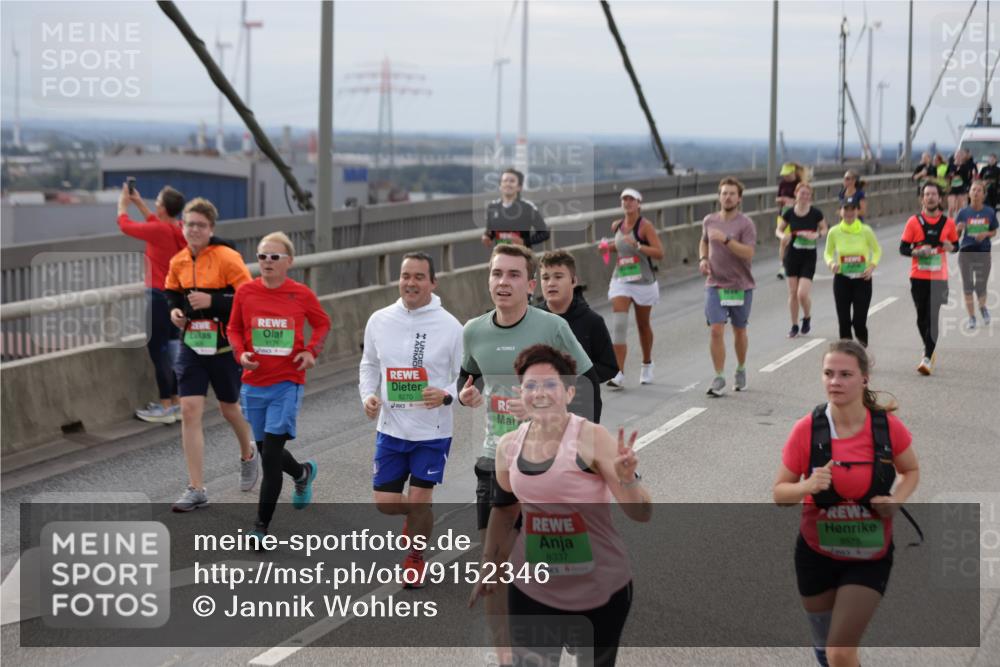 03.10.2025 - Köhlbrandbrückenlauf Jannik Wohlers http://msf.ph/oto/9152346 03.10.2025 16:00:54 Position 1 9175, 8270, 8337, 9575 meine-sportfotos.de