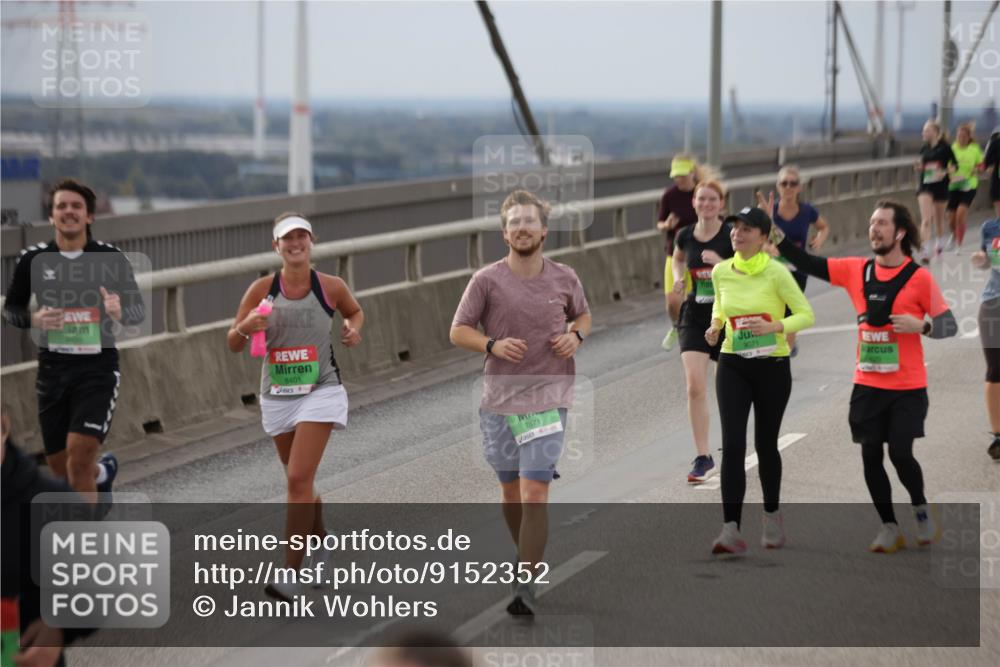 03.10.2025 - Köhlbrandbrückenlauf Jannik Wohlers http://msf.ph/oto/9152352 03.10.2025 16:00:55 Position 1 9430, 8401, 7571, 9071 meine-sportfotos.de