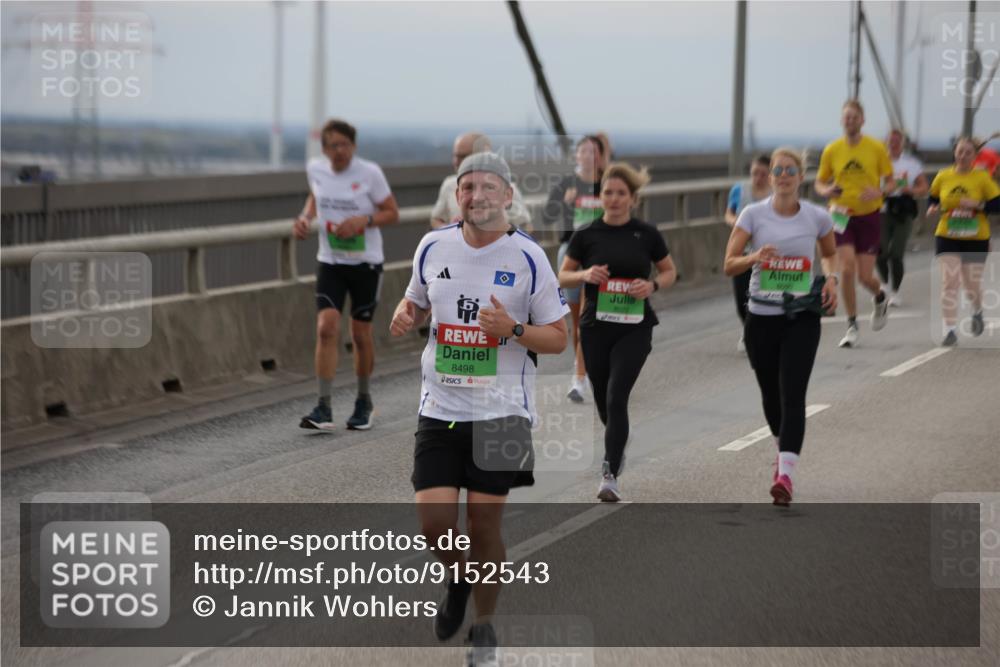 03.10.2025 - Köhlbrandbrückenlauf Jannik Wohlers http://msf.ph/oto/9152543 03.10.2025 16:01:31 Position 1 8498, 8022, 8090 meine-sportfotos.de