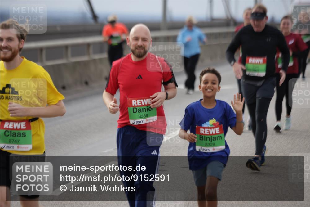 03.10.2025 - Köhlbrandbrückenlauf Jannik Wohlers http://msf.ph/oto/9152591 03.10.2025 16:01:39 Position 1 8747, 8339, 8329 meine-sportfotos.de