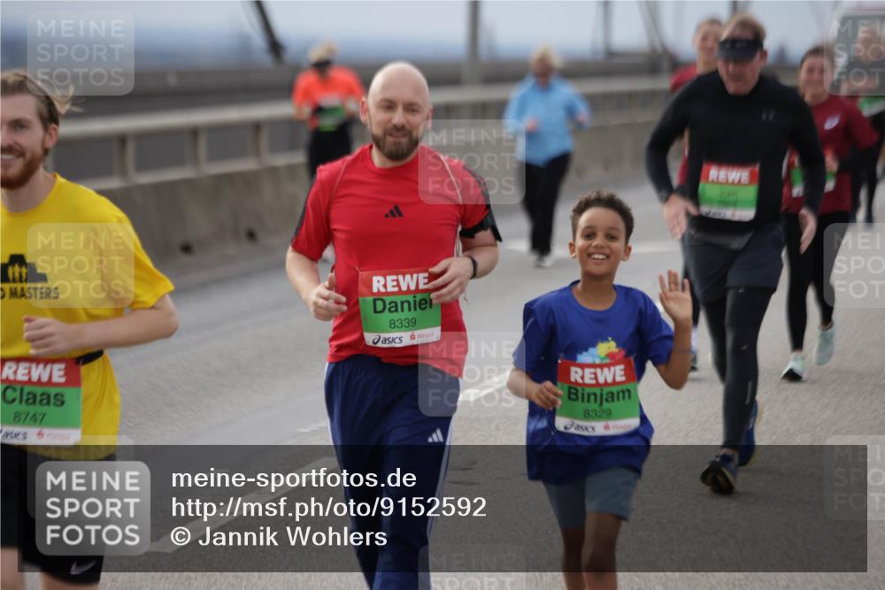 03.10.2025 - Köhlbrandbrückenlauf Jannik Wohlers http://msf.ph/oto/9152592 03.10.2025 16:01:39 Position 1 8747, 8339, 8329, 7504 meine-sportfotos.de