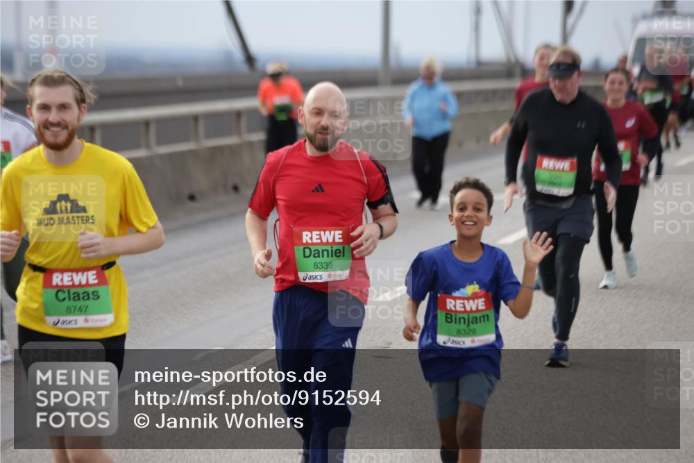 03.10.2025 - Köhlbrandbrückenlauf Jannik Wohlers http://msf.ph/oto/9152594 03.10.2025 16:01:39 Position 1 8339, 8747, 8329 meine-sportfotos.de