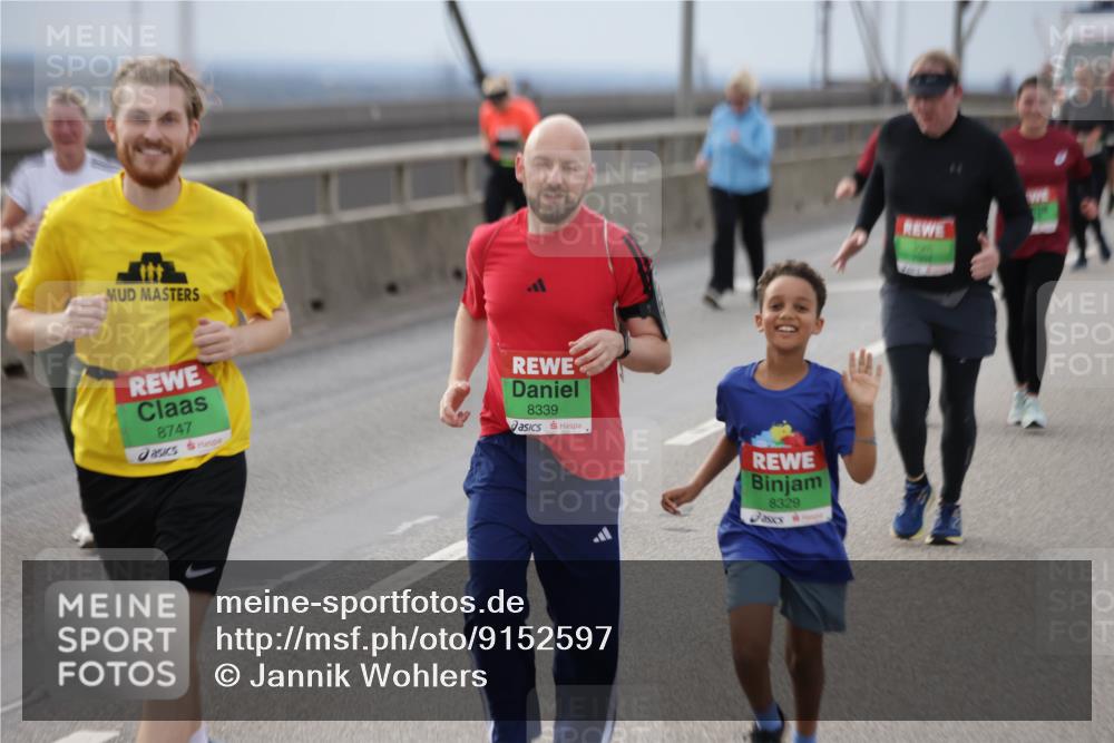 03.10.2025 - Köhlbrandbrückenlauf Jannik Wohlers http://msf.ph/oto/9152597 03.10.2025 16:01:39 Position 1 8747, 8339, 8329 meine-sportfotos.de