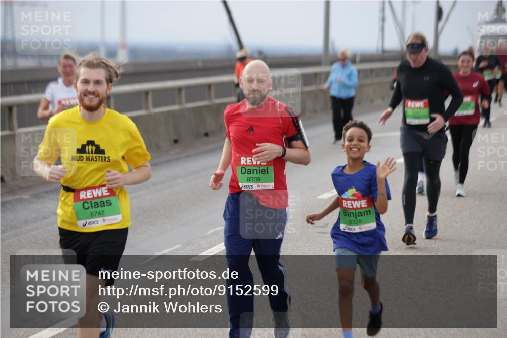 03.10.2025 - Köhlbrandbrückenlauf Jannik Wohlers http://msf.ph/oto/9152599 03.10.2025 16:01:40 Position 1 2, 8339, 8747, 8329 meine-sportfotos.de
