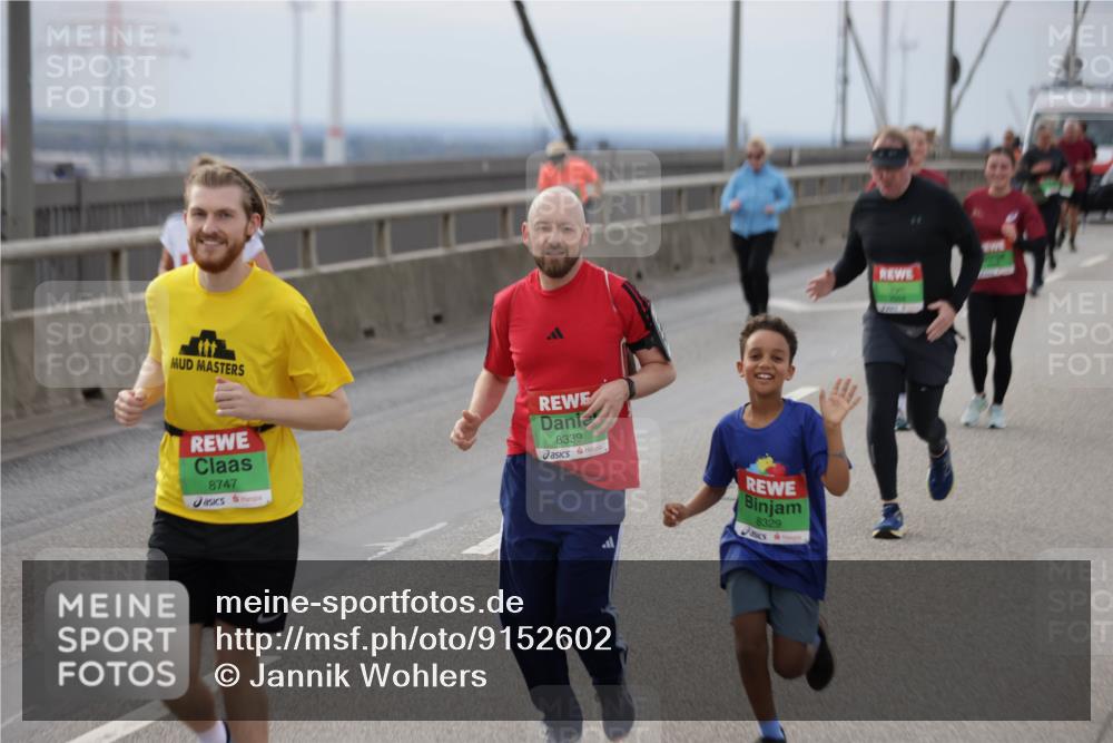 03.10.2025 - Köhlbrandbrückenlauf Jannik Wohlers http://msf.ph/oto/9152602 03.10.2025 16:01:40 Position 1 8747, 8339, 8329 meine-sportfotos.de