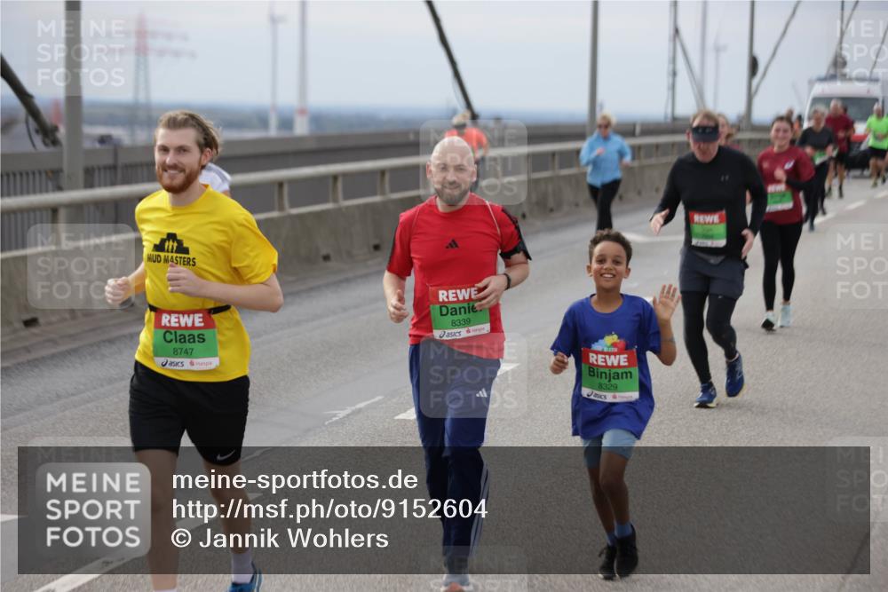 03.10.2025 - Köhlbrandbrückenlauf Jannik Wohlers http://msf.ph/oto/9152604 03.10.2025 16:01:40 Position 1 8747, 8339, 8329 meine-sportfotos.de