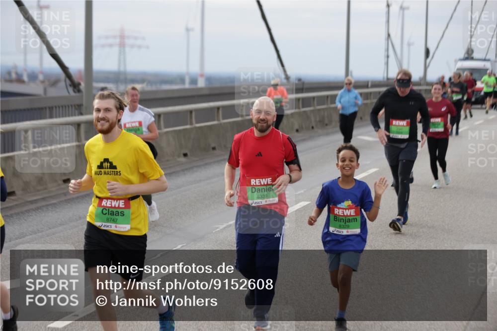 03.10.2025 - Köhlbrandbrückenlauf Jannik Wohlers http://msf.ph/oto/9152608 03.10.2025 16:01:40 Position 1 8747, 8339, 8329 meine-sportfotos.de